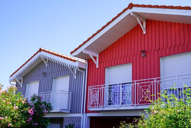 Casa de madera moderna hermosa gris roja colorida en la costa atlántica francesa