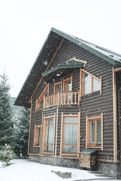 Casa de madera en las montañas en día de nieve