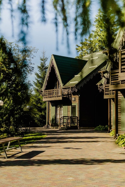 Una casa de madera en las montañas.