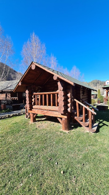 Una casa de madera en las montañas.