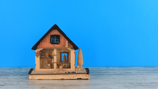 Una casa de madera en un muelle con un fondo azul.