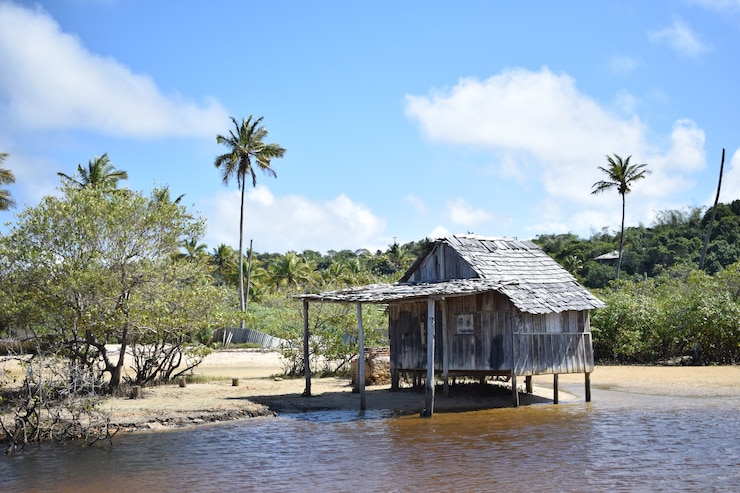 Foto casa de madera a la orilla del río