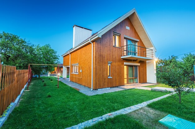 Foto casa de madera con prado delante