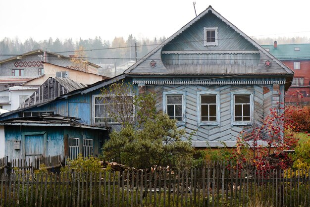 Casa de madera en el pueblo