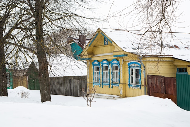 Una casa de madera rusa cubierta de nieve.