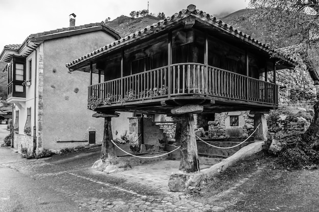 Foto casa de madera rústica tradicional en el norte de asturias, españa