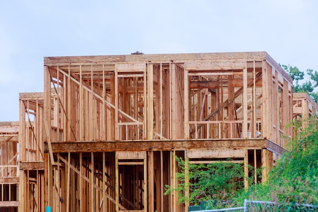 Casa de madera, techo, construcción residencial, enmarcado del hogar