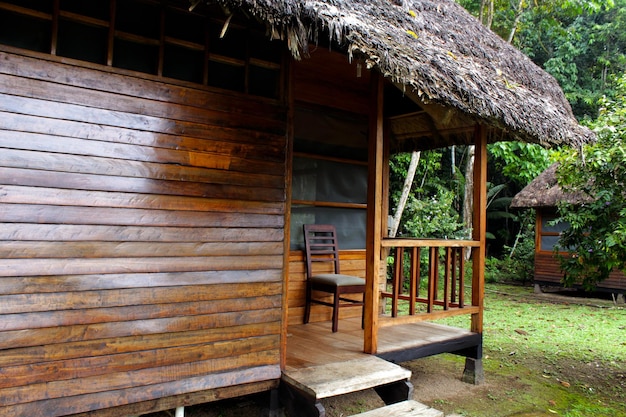 Una casa de madera con techo de paja