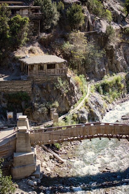 Casa de madera tradicional de Kalash en el valle de Kalash en Pakistán