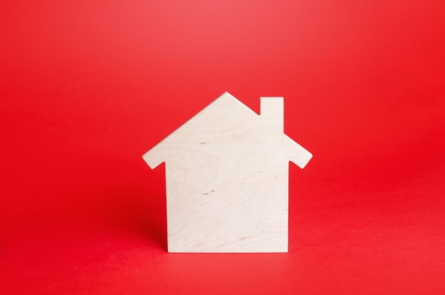 Foto casa de madera vacía en blanco sobre fondo rojo compra y venta de bienes raíces