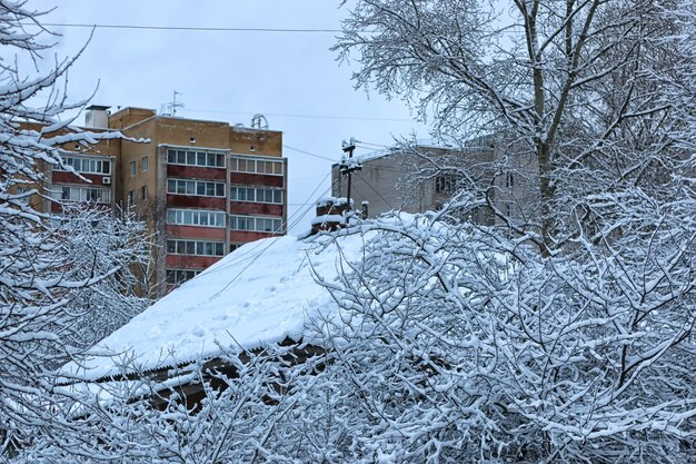 Casa de madera vieja en el invierno de la ciudad