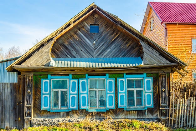 Una casa de madera vieja en el pueblo