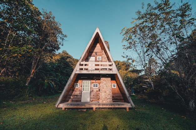 Una casa de marco en la mañana de verano antes de las hojas de otoño.