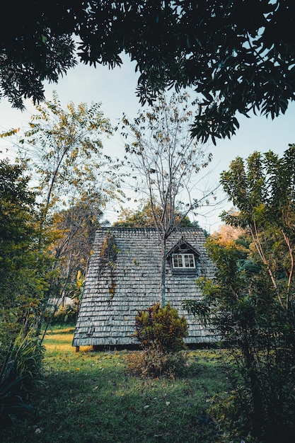 Una casa de marco en la mañana de verano antes de las hojas de otoño.