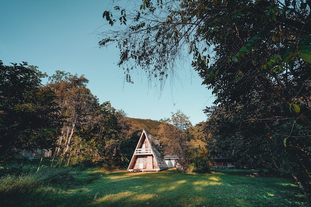 Una casa de marco en la mañana de verano antes de las hojas de otoño.