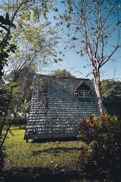 Una casa de marco en la mañana de verano antes de las hojas de otoño.