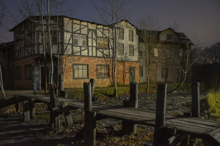 Foto casa medieval de madeira de construção de uma antiga casa de madeira de estilo europeu em uma cidade europeia
