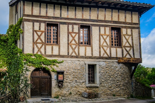 Casa medieval em enxaimel na aldeia de Saint Lizier, no sul da França (Ariege)