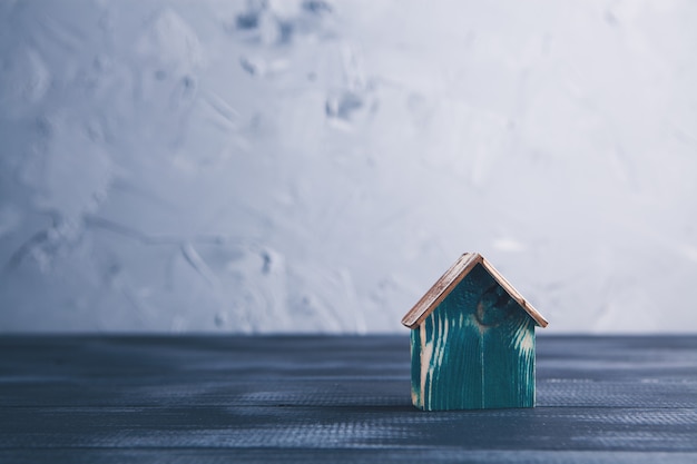 Casa en una mesa de madera