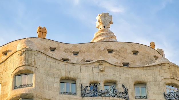 Casa mila ao pôr do sol em barcelona, espanha