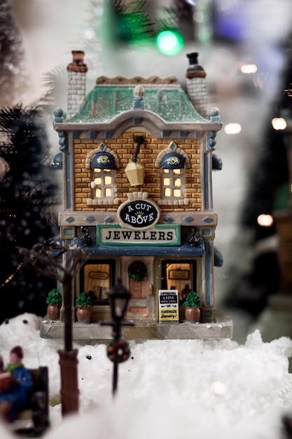 Casa miniatura de Navidad en la nieve.