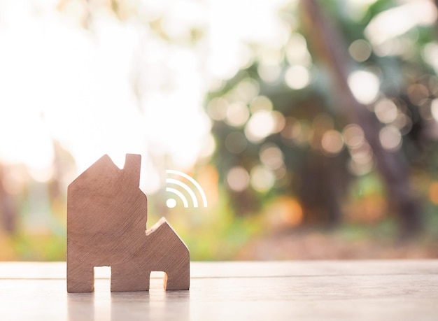 Casa en miniatura con señal Wi-Fi El concepto de conexión a la red Internet de las cosas tecnología de control y sistema de automatización de hogares inteligentes