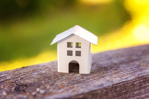 Casa modelo de juguete blanco en miniatura en madera