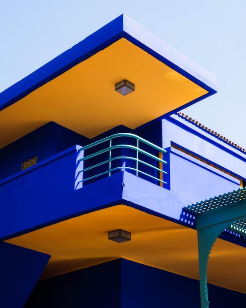 Casa moderna amarilla y azul