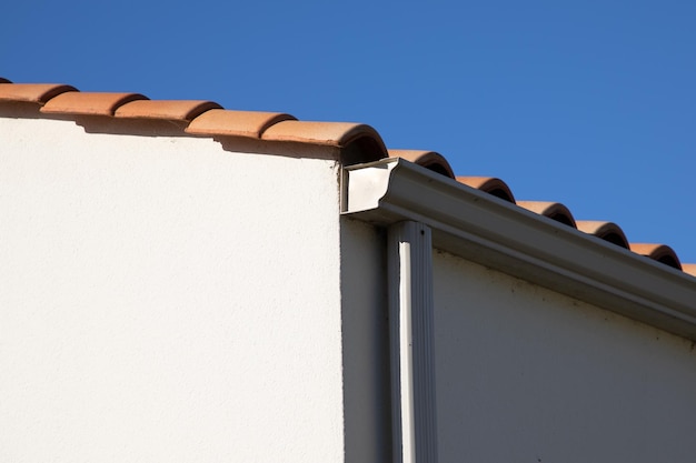 Casa moderna calha de chuva impermeabilização fachada de telhado de canto de casa