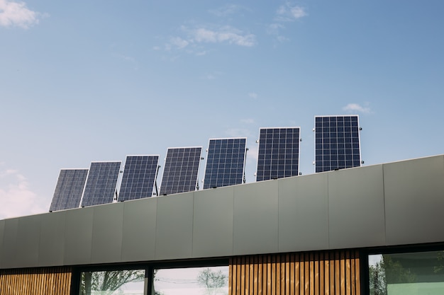 Casa moderna con células solares fotovoltaicas en el techo para la producción de energía alternativa.