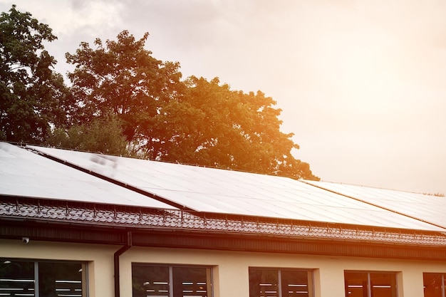 Casa moderna com painéis fotovoltaicos no telhado Recursos alternativos de economia de energia e conceito de estilo de vida sustentável Energia verde