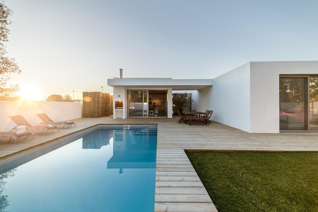 Casa moderna com piscina de jardim e deck de madeira