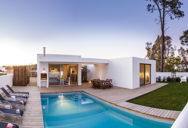 Casa moderna com piscina de jardim e deck de madeira