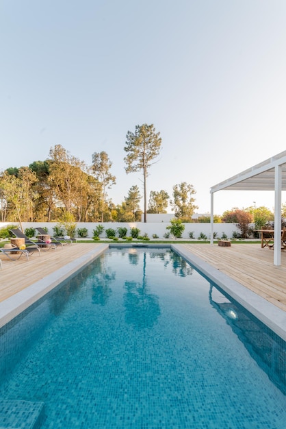 Casa moderna com piscina de jardim e deckx9 de madeira