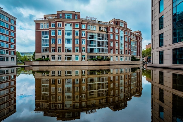 Casa moderna de construcción de apartamentos con reflejo