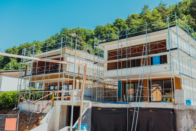 Foto casa moderna en construcción en un entorno natural foto de alta calidad