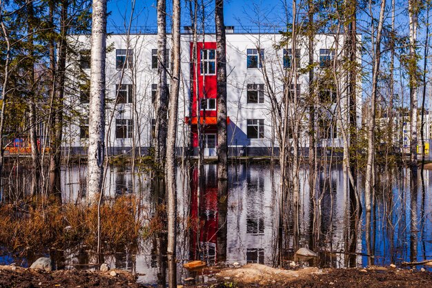 Casa moderna y un gran charco cerca, área inundada