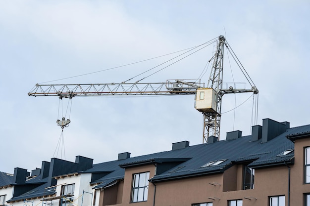 Una casa moderna. Una grúa de construcción está en el fondo.