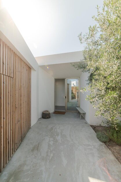 Casa moderna con jardín, piscina y deck de madera.