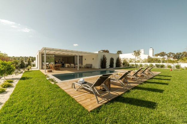 Casa moderna con jardín piscina y deck de maderax9