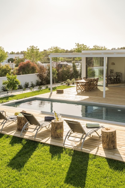 Foto casa moderna con jardín piscina y deck de maderax9