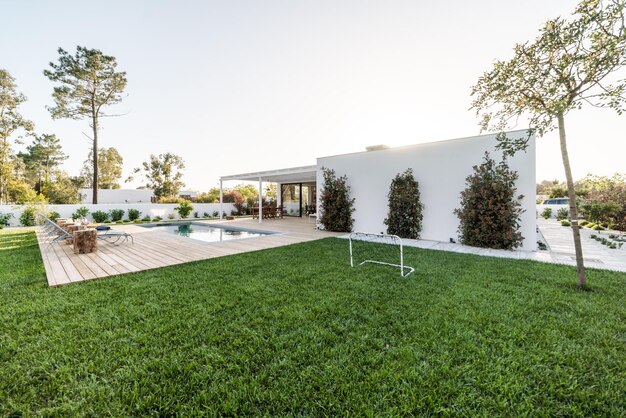 Casa moderna con jardín piscina y deck de maderax9