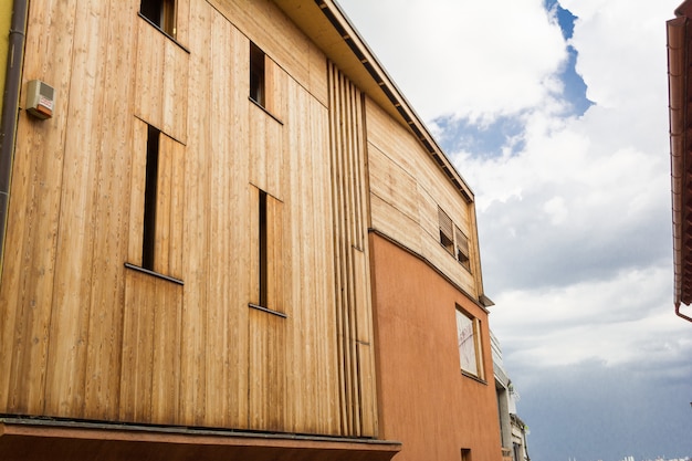 Casa moderna de ladrillo de estilo minimalista con cubierta de madera.