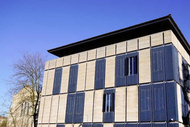 Casa moderna en piedra y madera con diseño y persianas ocultas