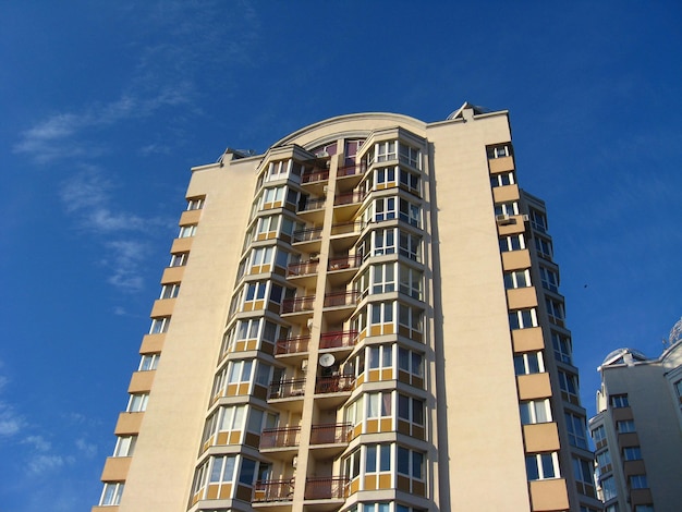 Casa moderna de varios pisos sobre el fondo del cielo azul