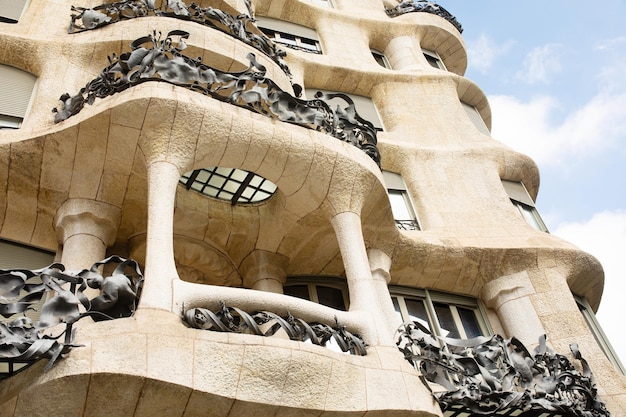 Casa modernista Casa Mila chamada La Pedrera projetada por Antoni Gaudi.