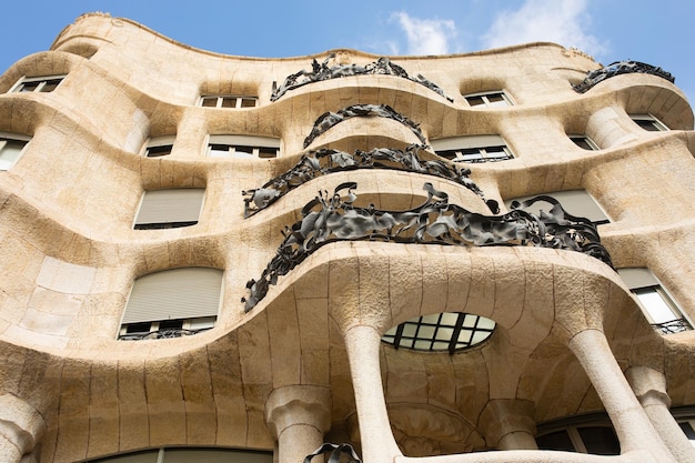 Casa modernista Casa Mila llamada La Pedrera diseñada por Antoni Gaudí.