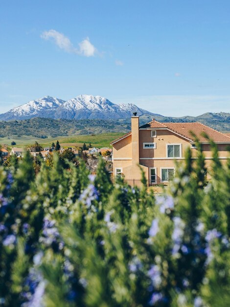 Foto una casa con una montaña en el fondo