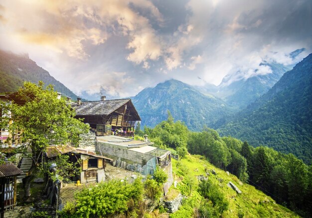 Casa en la montaña mirando hacia los Alpes