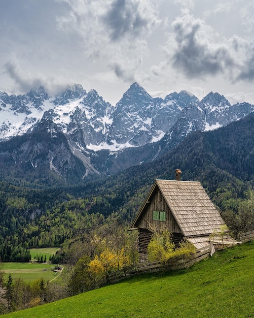 Una casa en la montaña con las montañas al fondo